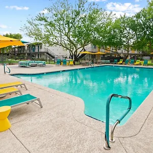2b1b Stylish Haven - Pool And Parking Apartment